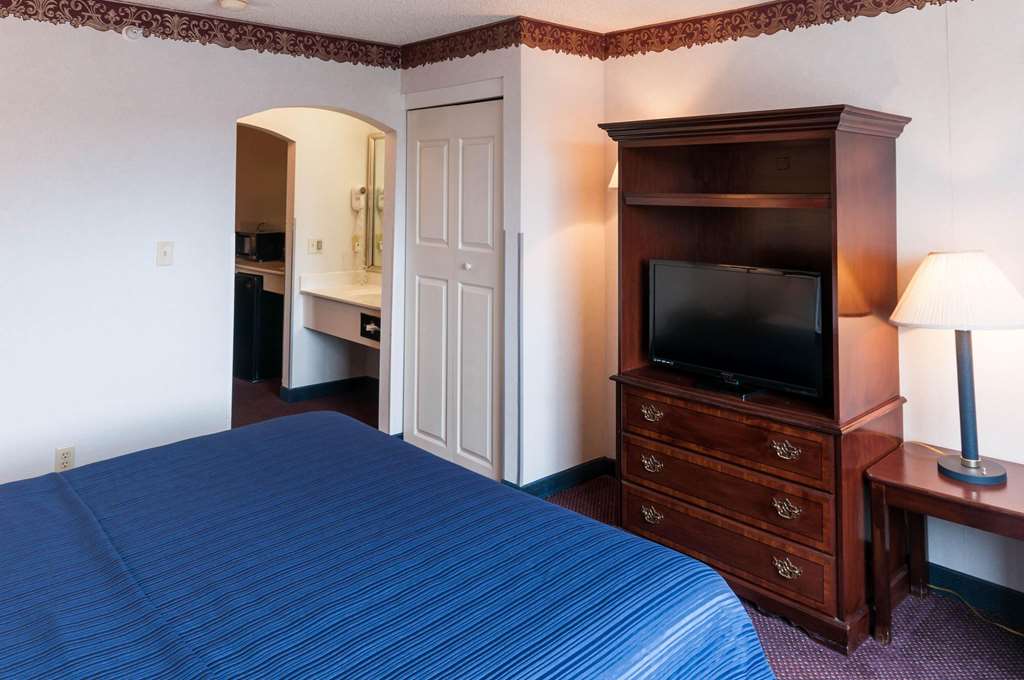 quality suites albuquerque airport