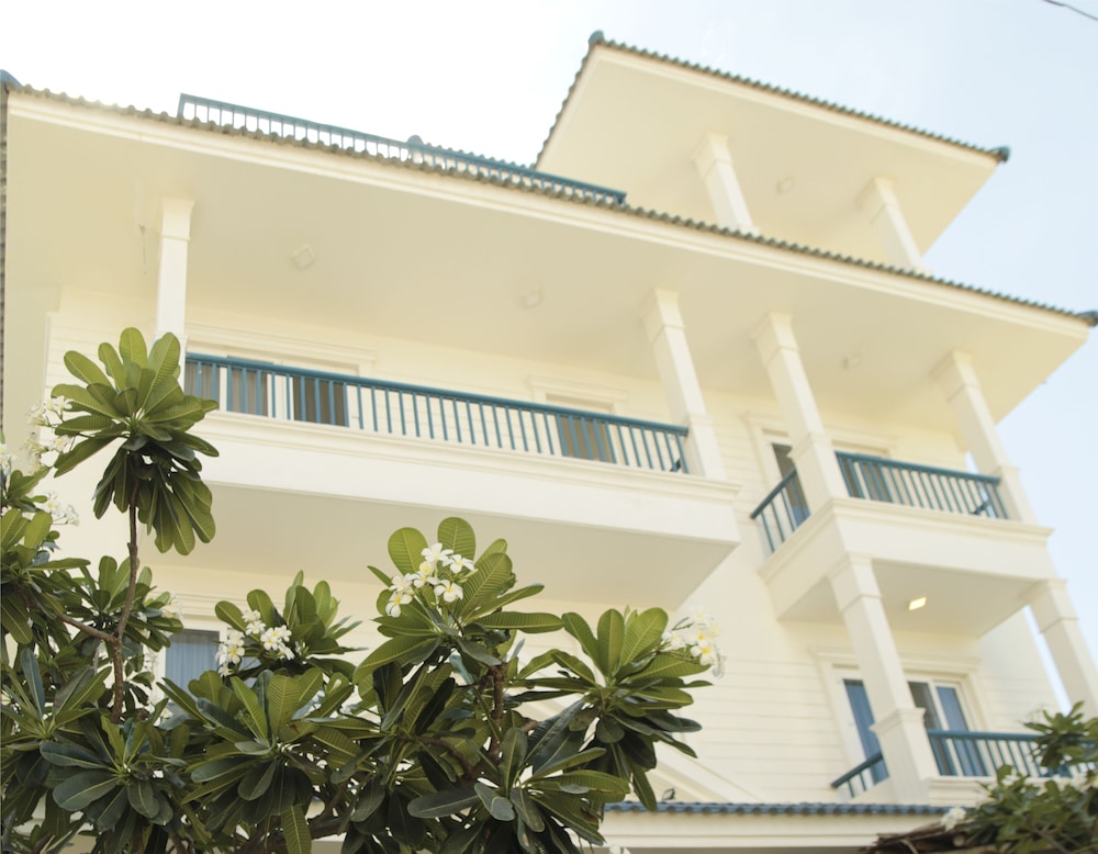 cavilla hotel and apartment