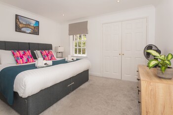 crescent mews