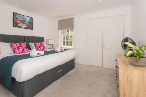 crescent mews