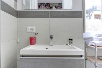 santi quattro apartment and rooms colosseo