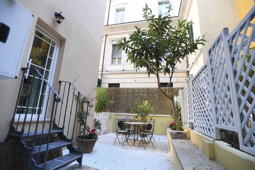 santi quattro apartment and rooms colosseo