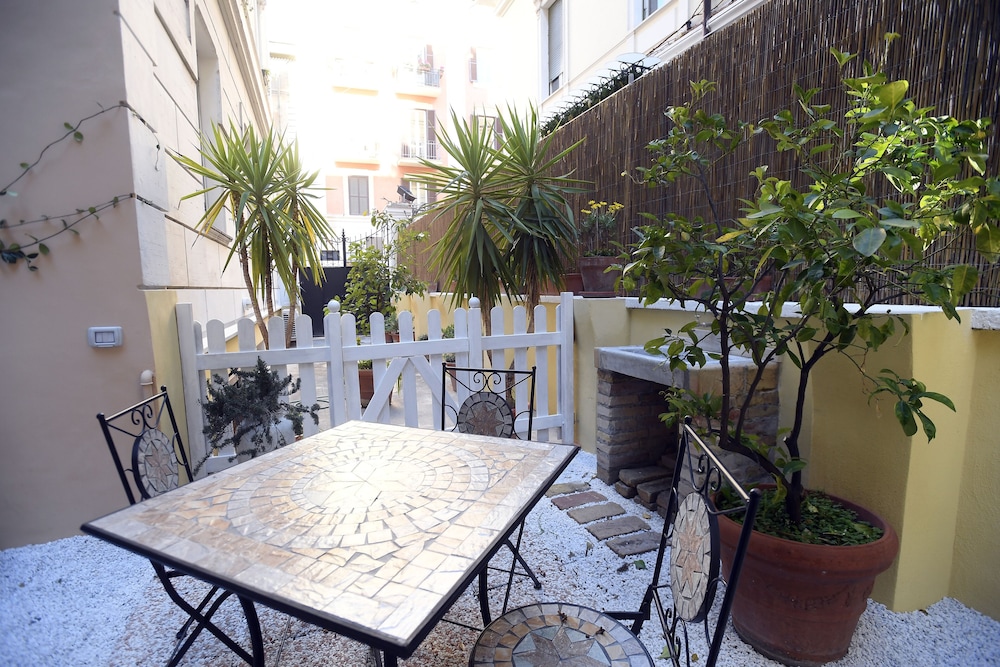 santi quattro apartment and rooms colosseo