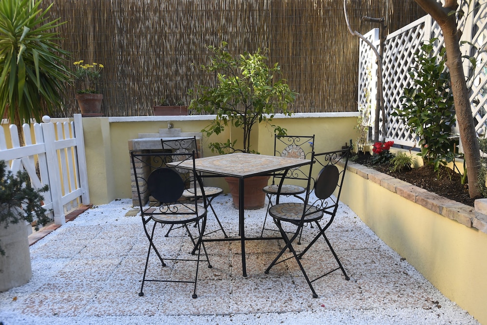 santi quattro apartment and rooms colosseo