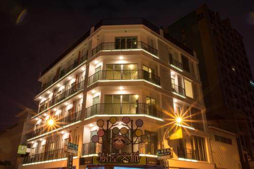 treehouse hostels