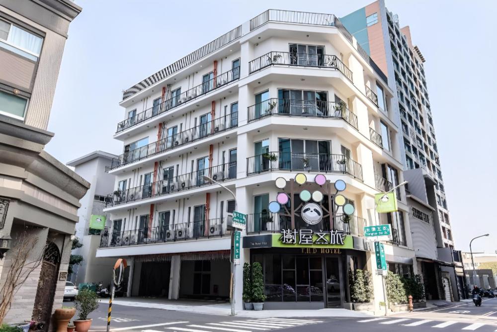 treehouse hostels