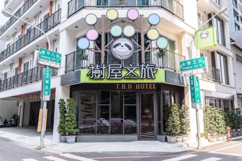 treehouse hostels