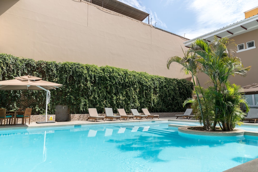 lp los portales hotel piura