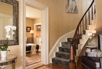 Gothic Eves Inn And Spa,New York>>Burdett,4 star