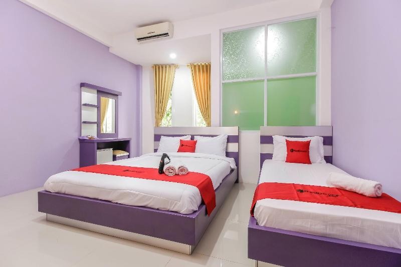 reddoorz plus near stasiun bekasi