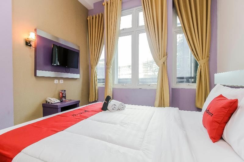 reddoorz plus near stasiun bekasi
