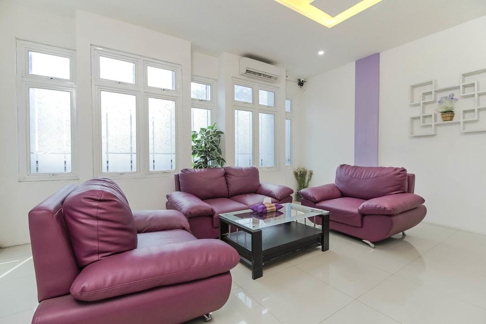 reddoorz plus near stasiun bekasi