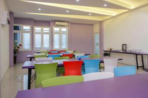 reddoorz plus near stasiun bekasi