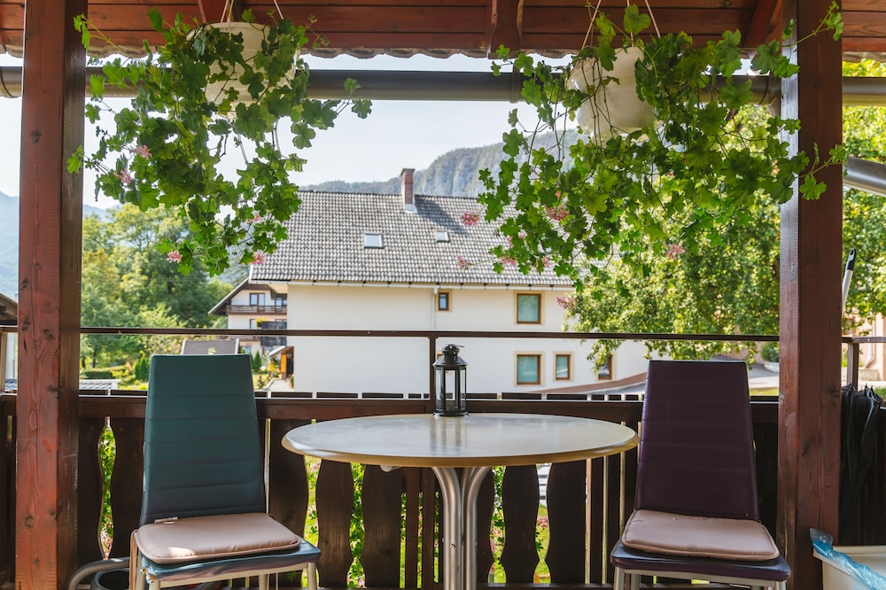 apartments lake bohinj medja