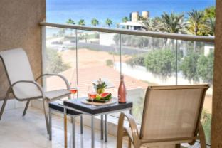 Steps To The Beach W Sea View & Balcony,,0 star