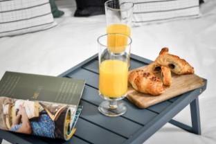 steps to the beach w sea view and balcony