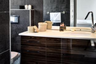 steps to the beach w sea view and balcony