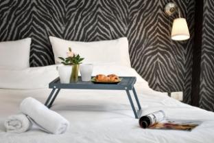 steps to the beach w sea view and balcony