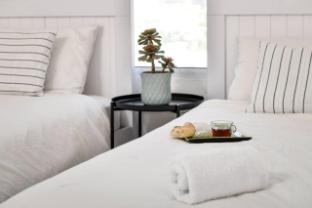 steps to the beach w sea view and balcony