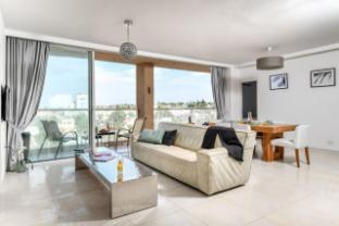 steps to the beach w sea view and balcony