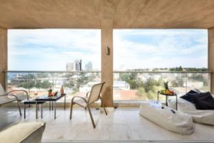 steps to the beach w sea view and balcony