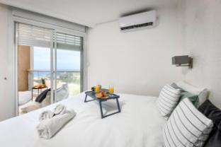 steps to the beach w sea view and balcony