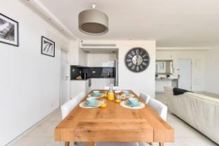 steps to the beach w sea view and balcony