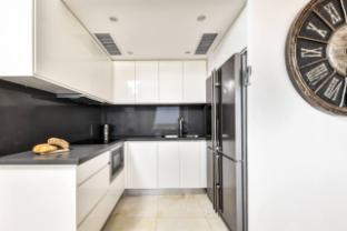 steps to the beach w sea view and balcony