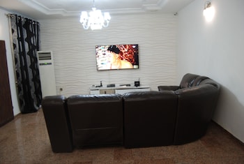 kings court apartment