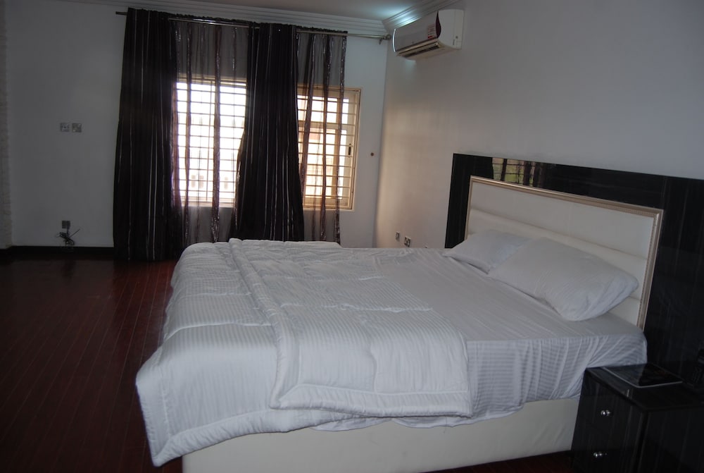 kings court apartment