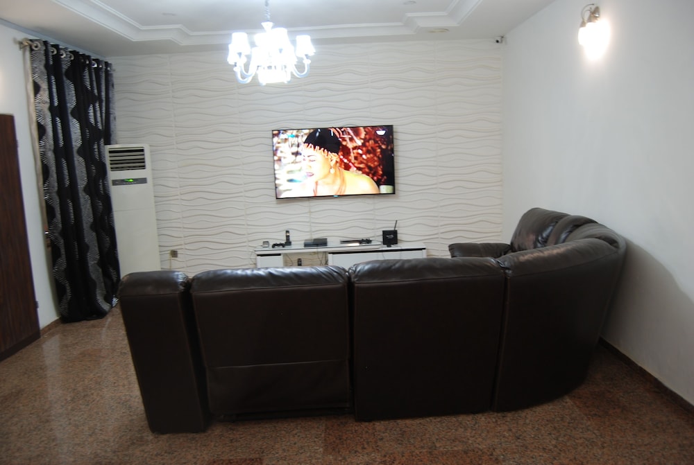 kings court apartment