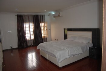 kings court apartment