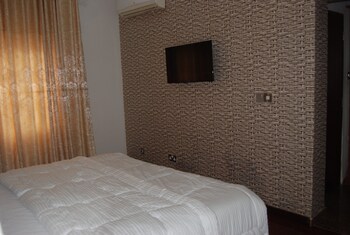 kings court apartment