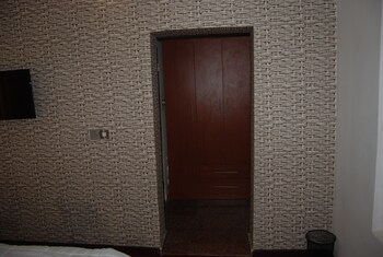 kings court apartment