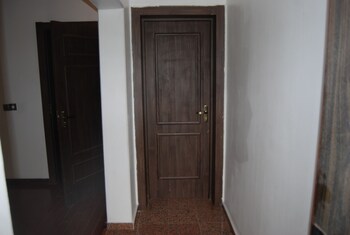 kings court apartment