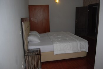 kings court apartment