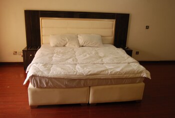 kings court apartment