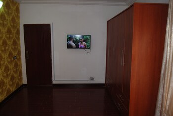 kings court apartment