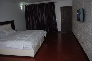 kings court apartment