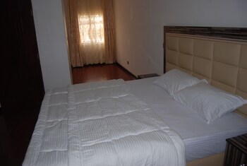 kings court apartment