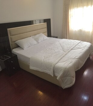 kings court apartment