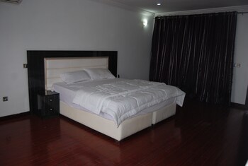 kings court apartment