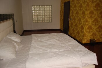 kings court apartment