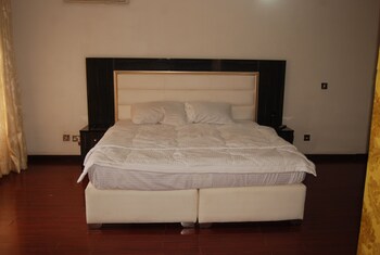 kings court apartment