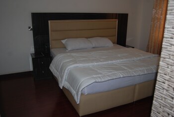 kings court apartment