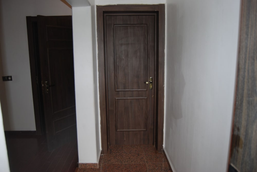 kings court apartment