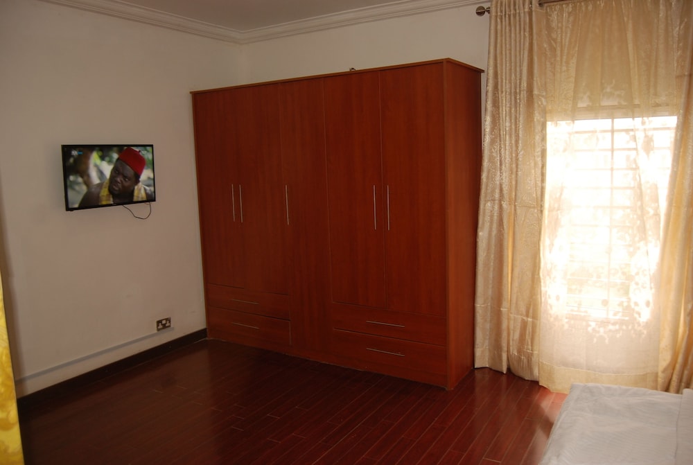 kings court apartment