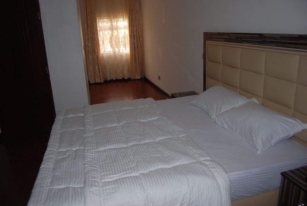 kings court apartment