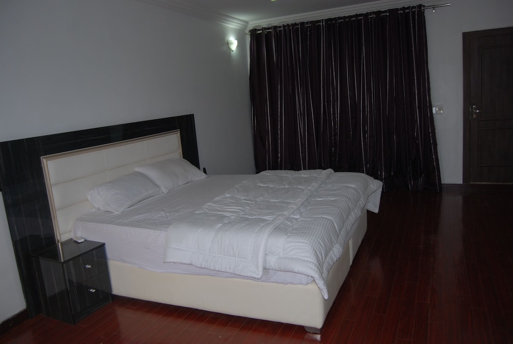 kings court apartment