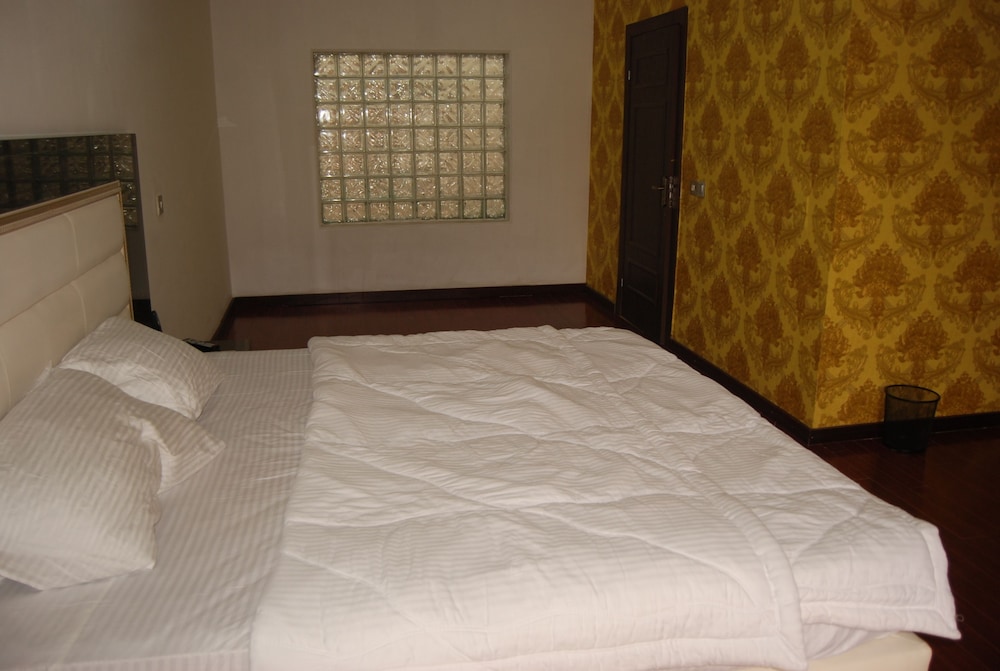 kings court apartment